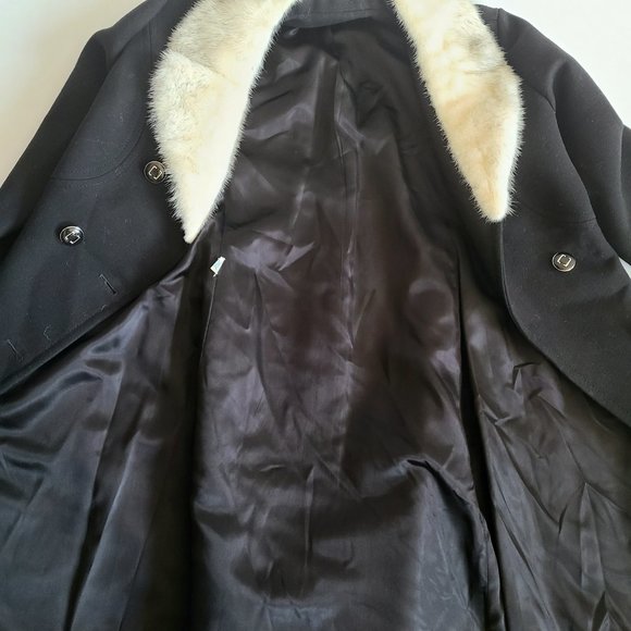 Classic style pure virgin wool black coat with  white mink collar. - Picture 6 of 14